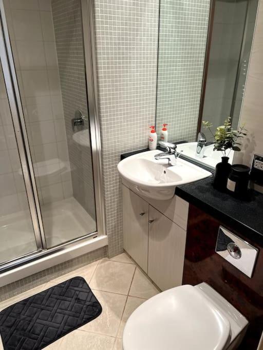 Entire Flat, 2 Bedroom & 2 Bathrooms In 버밍엄 외부 사진