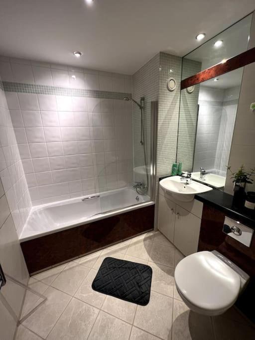 Entire Flat, 2 Bedroom & 2 Bathrooms In 버밍엄 외부 사진